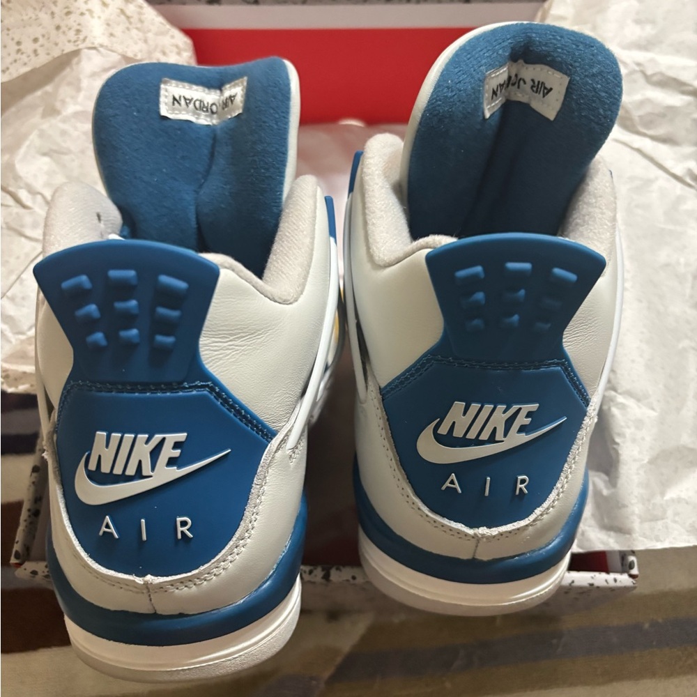 Air Jordan Retro 4. Big kids size = women’s size 8
PERFECT CONDITION - Picture 3 of 6